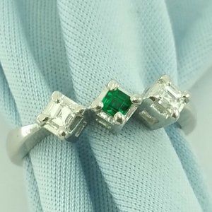 Exquisite Solid Platinum 900PL Desinger Ladies Ring With Emerald & Diamonds
